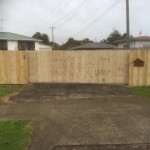 Sliding driveway gate